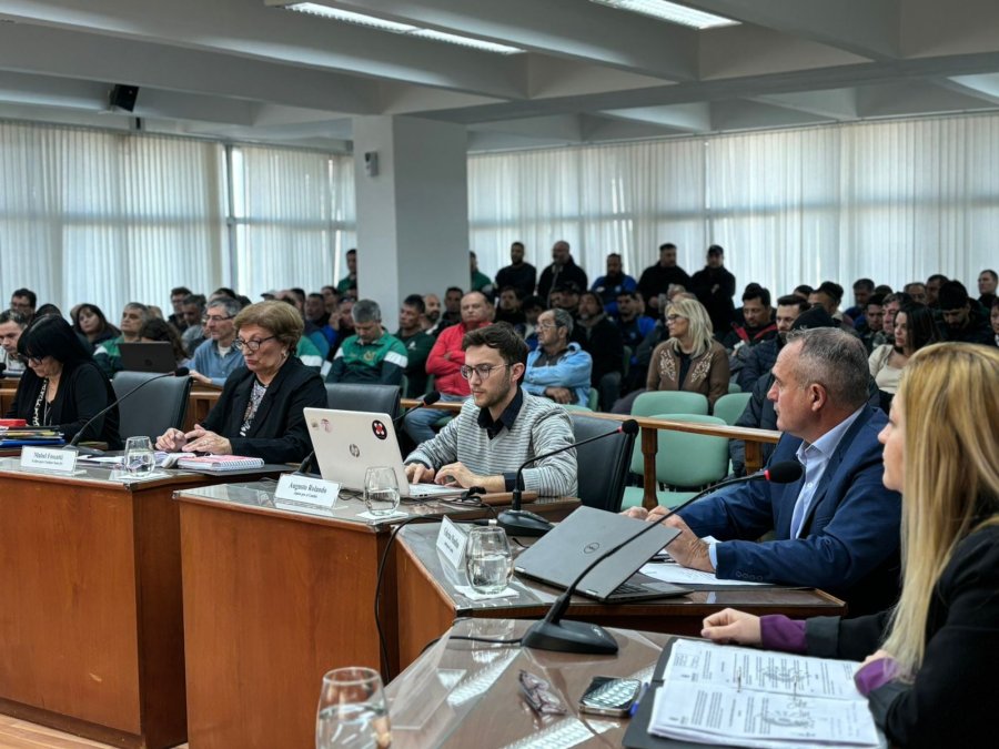 SESIÓN CALIENTE. Los concejales del oficialismo recibieron una constante hostilidad desde la barra, que estuvo colmada.