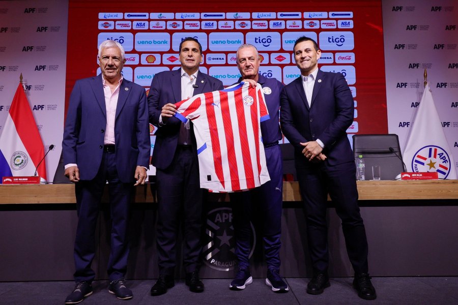 CON LA NUEVA CAMISETA. Lechuga junto a las autoridades de la Federaci&oacute;n guaran&iacute;.