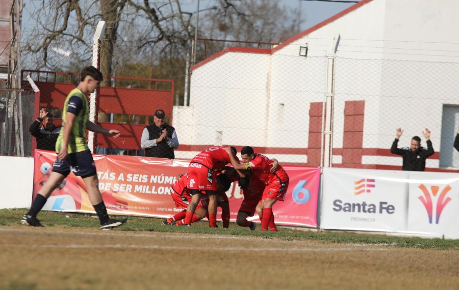 FESTEJO. Meza y sus compa&ntilde;eros en la celebraci&oacute;n.