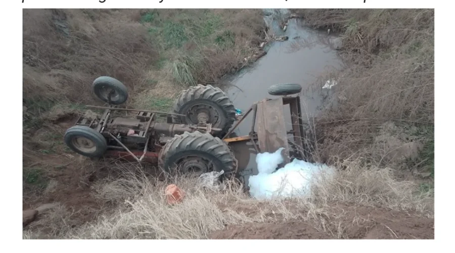 El tractor que conduc&iacute;a el DT Andr&eacute;s Alzamora en el fondo de un zanj&oacute;n, donde falleci&oacute;.