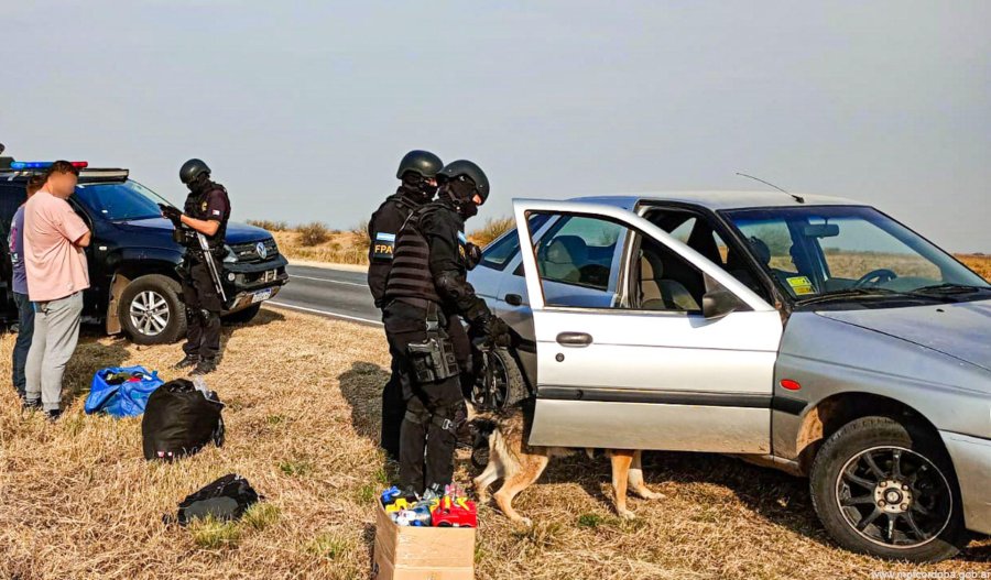 Con la ayuda de un perro detector, los polic&iacute;as secuestraron marihuana en dos veh&iacute;culos.