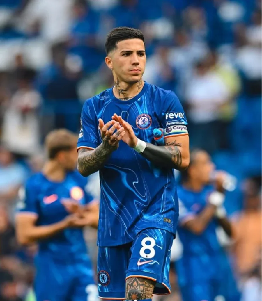 Enzo Fern&aacute;ndez aplaude al p&uacute;blico local despu&eacute;s de la derrota.