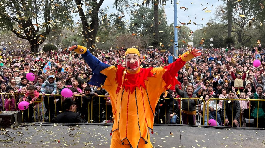 Pi&ntilde;&oacute;n Fijo ofreci&oacute; el espect&aacute;culo de cierre del D&iacute;a del Ni&ntilde;o en la Plaza 25 de Mayo.