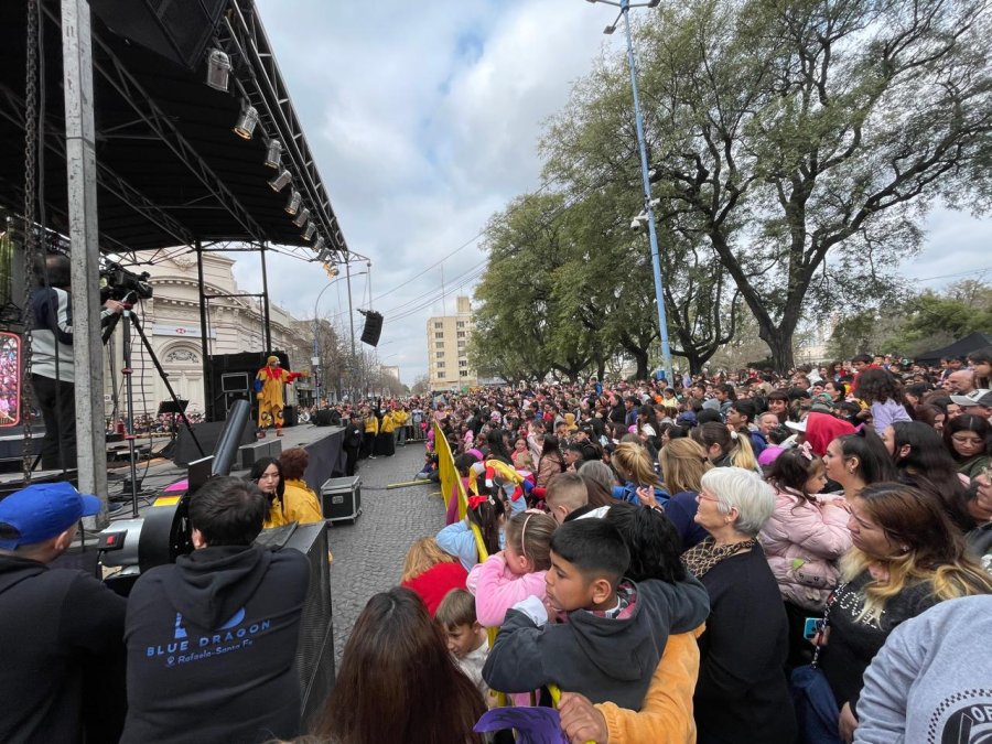 Una multitud cop&oacute; la Plaza 25 de Mayo en el D&iacute;a del Ni&ntilde;o. (MARIO LIOTTA)