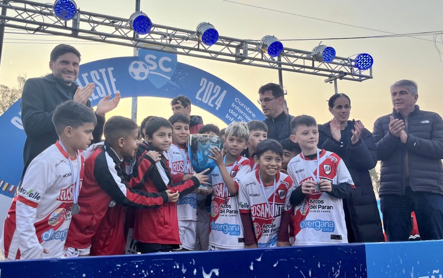 El Gobernador de la Provincia, Maximiliano Pullaro, estuvo presente en el Sue&ntilde;o Celeste 2024.