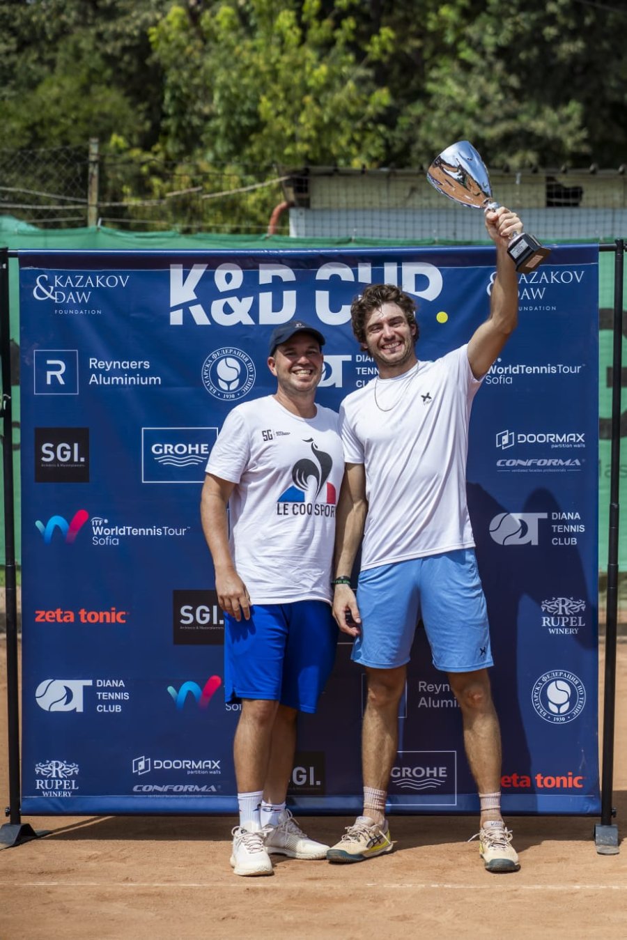 FELIZ./ El rafaelino levantando el trofeo, junto a Diego Gallo, profe que lo acompa&ntilde;a en la gira.