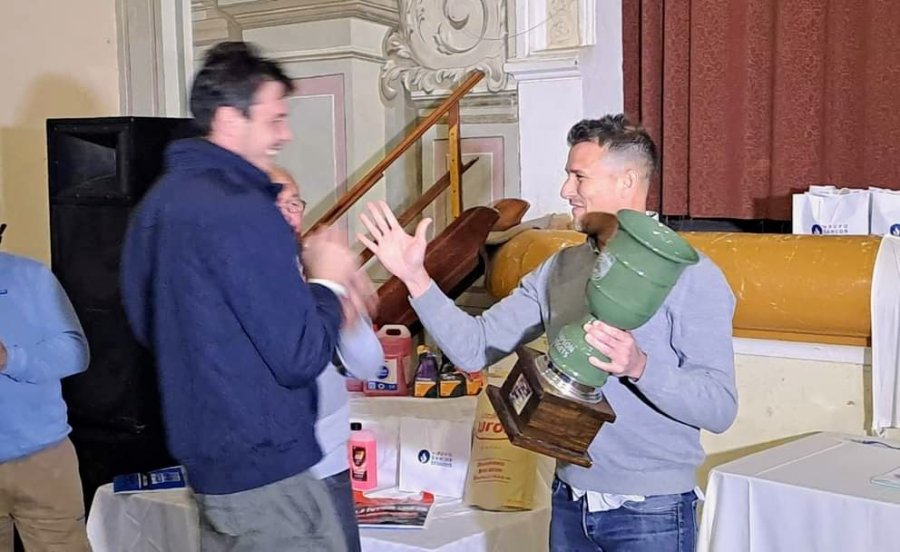 El campe&oacute;n Ezequiel Garc&iacute;a recibi&oacute; su trofeo de manos de Pablo Fari&ntilde;as.