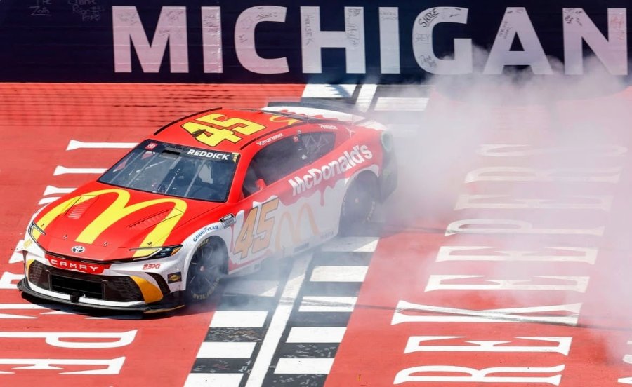 Tyler Reddick festeja con su Toyota luego de su victoria en Michigan.
