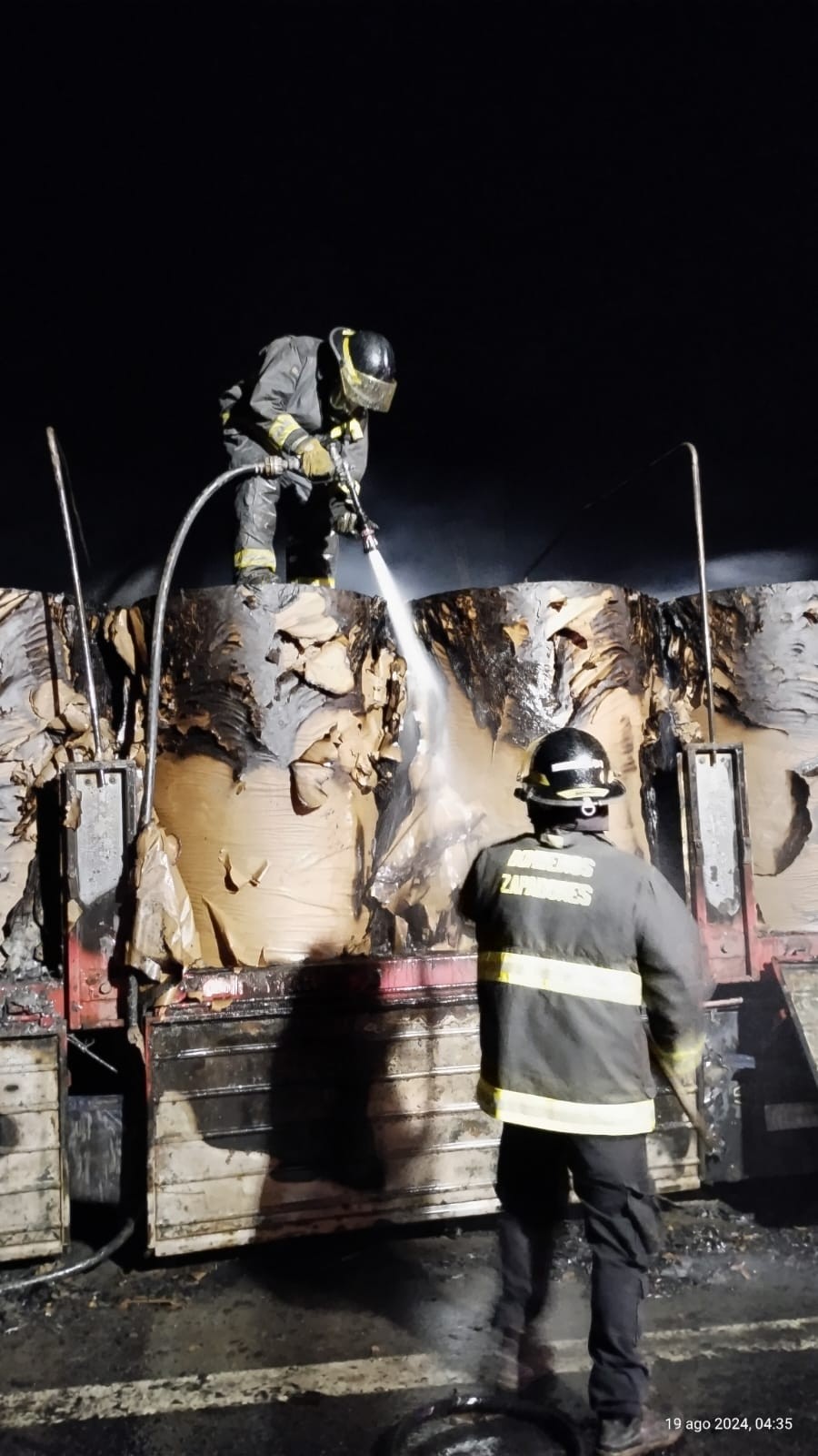 Bomberos Zapadores y Voluntarios trabajaron sin pausa.
