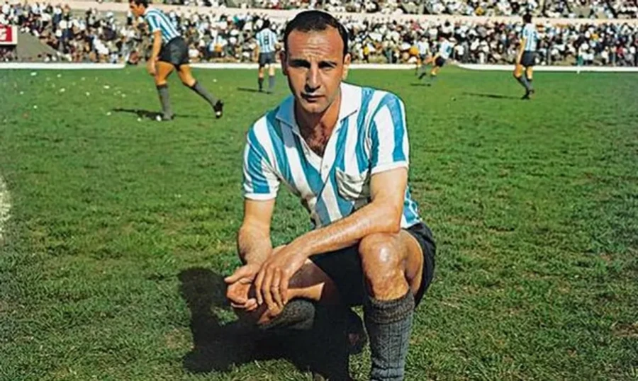 UNA GLORIA./ Con la pose t&iacute;pica de los futbolistas en los '60 cuando brill&oacute; en la Academia.
