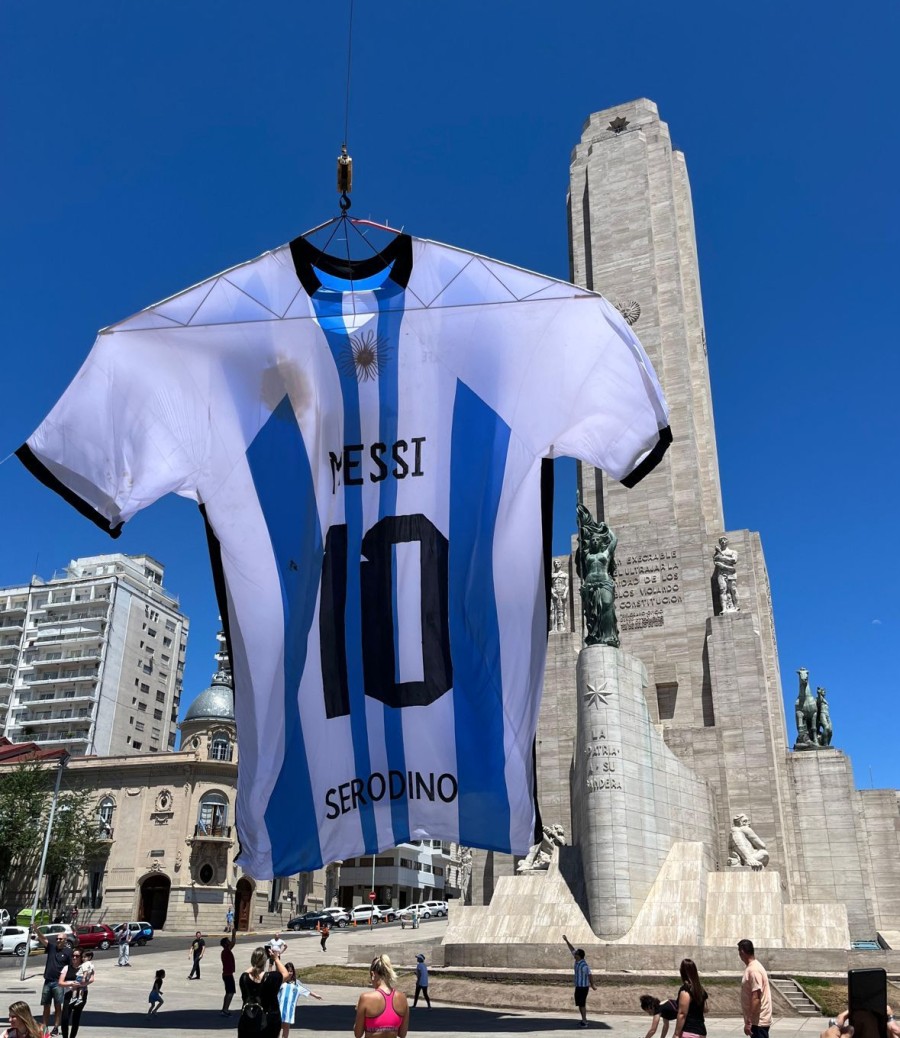La camiseta de f&uacute;tbol de Lionel Messi m&aacute;s grande del mundo.&nbsp;