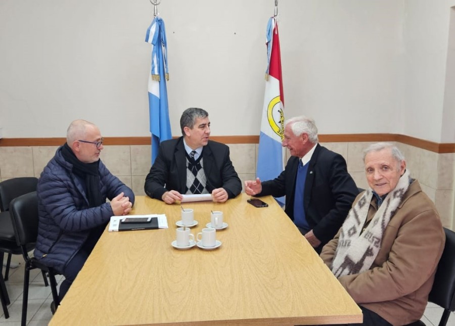 ENCUENTRO. El Fiscal Vottero se reuni&oacute; ayer con el intendente de Suardi en el Sal&oacute;n de Usos M&uacute;ltiples (SUM) de la Fiscal&iacute;a Regional 5.