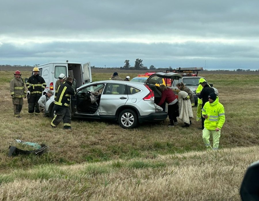 CON SUERTE. Mientras que la camioneta Honda qued&oacute; en el cantero Central, sus dos ocupantes salileron ilesas.