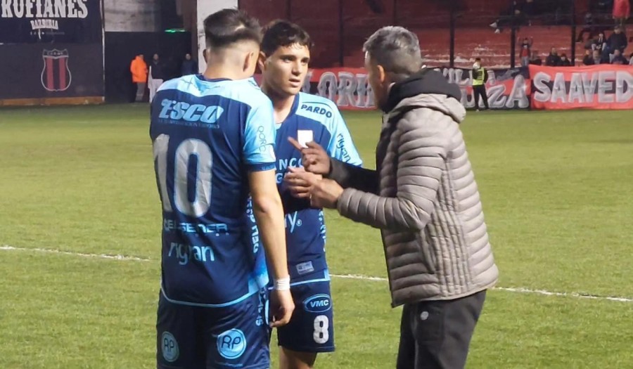 IV&Aacute;N JU&Aacute;REZ DANDO INDICACIONES EN LO QUE FUE SU DEBUT COMO DT DE LA CREMA