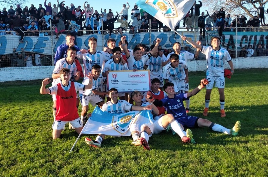 A SEMIFINALES./ El joven equipo de la Crema super&oacute; otra instancia en el torneo provincial.