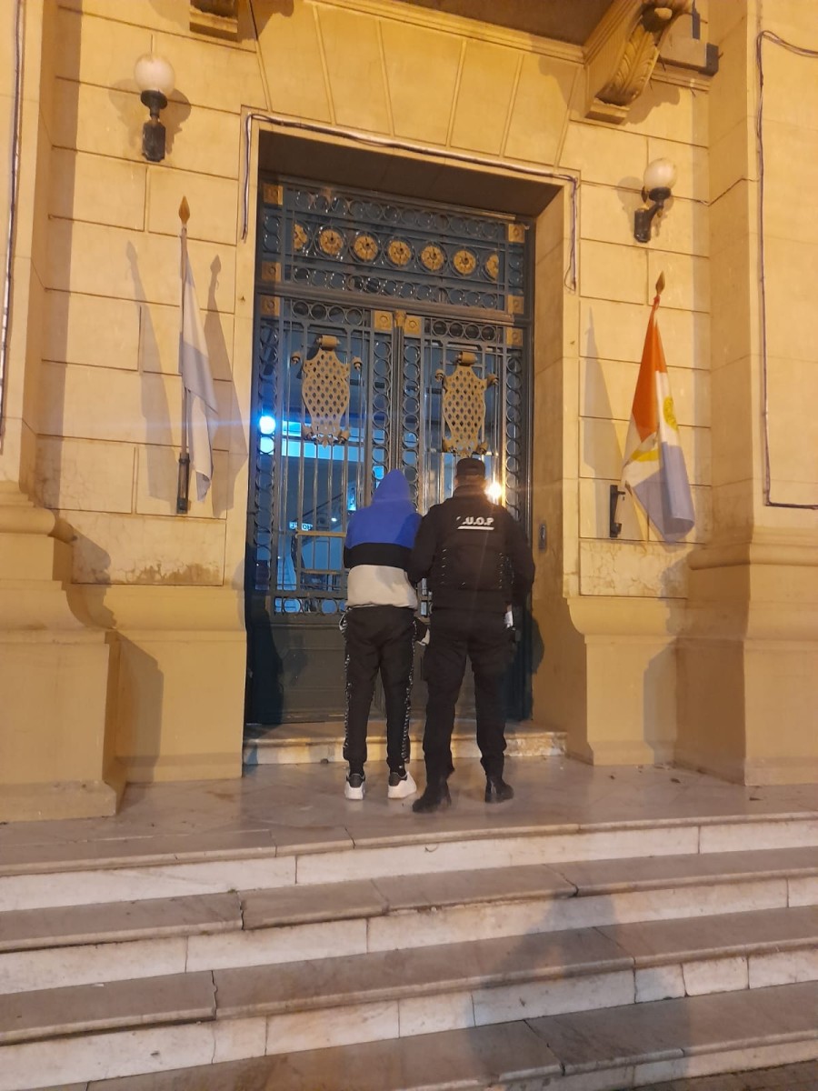 El momento en que el arrestado ingresa a la Jefatura de la UR V para ser alojado en Alcaid&iacute;a.
