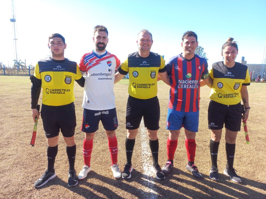 EN SAN VICENTE./ Sebasti&aacute;n Yori fue el &aacute;rbitro agredido, en la foto habitual previa al comienzo con capitanes y asistentes.