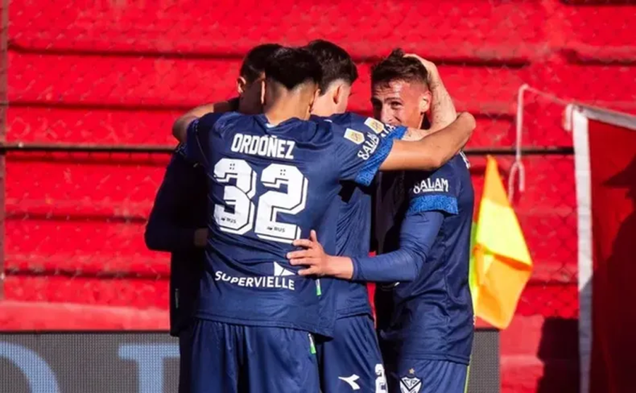 GANO, GOLEO Y GUSTO./ V&eacute;lez aplast&oacute; al Guapo.
