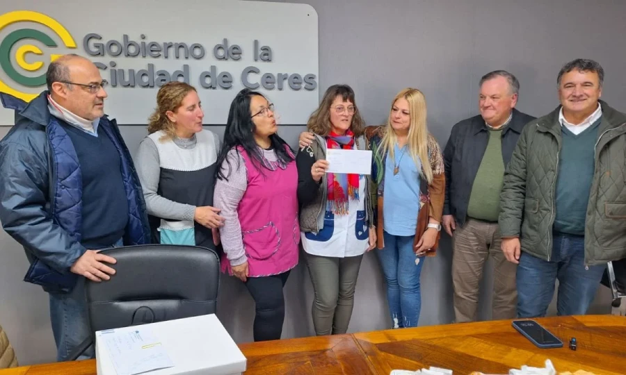 Alejandra Dupouy, Felipe Michlig y Marcelo Gonz&aacute;lez con beneficiarios de los aportes.