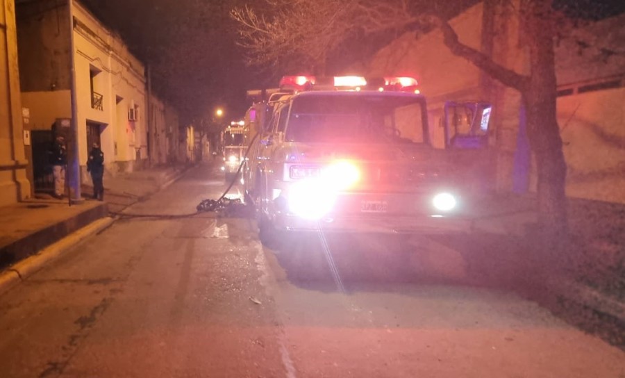 El dantesco incendio se desat&oacute; en una vivienda de calle Ameghino al 100.