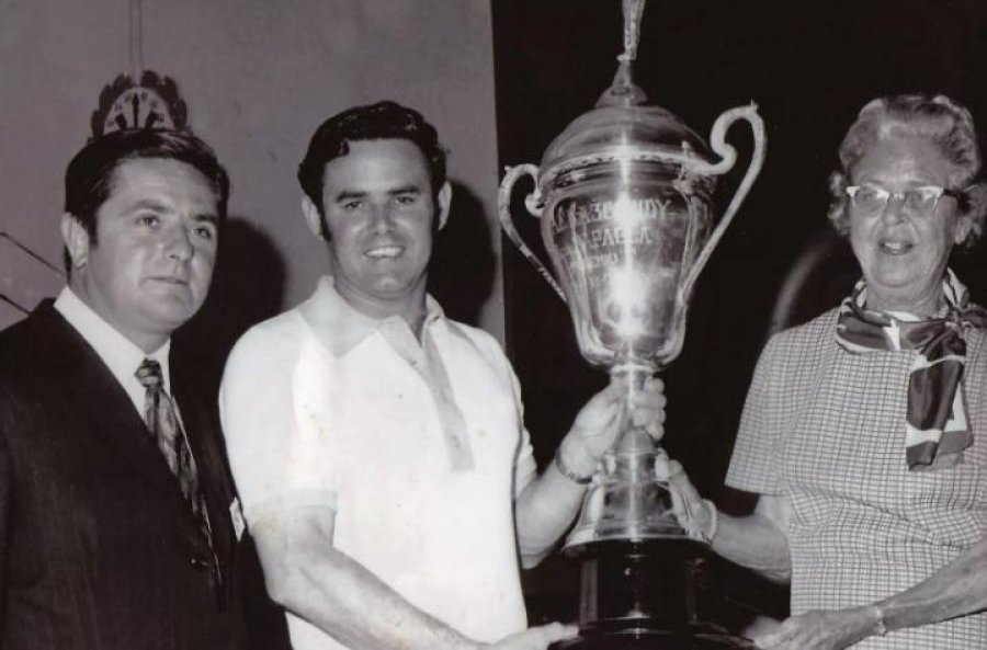 Al Unser -acompañado por su madre Mary- recibió la copa de manos de Eduardo Ricotti.