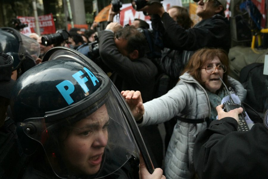 PROTESTA VIOLENTA. Efectivos policiales tiraron gas pimienta a los jubilados.