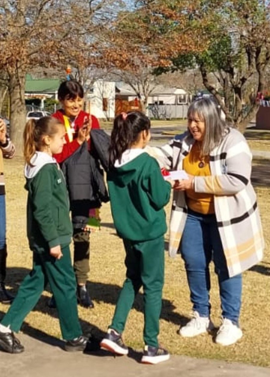 CADENA DE LECTURA. El intercambio del primer libro, alumnos de la Escuela 25 de Mayo y M&oacute;nica Riboldi.