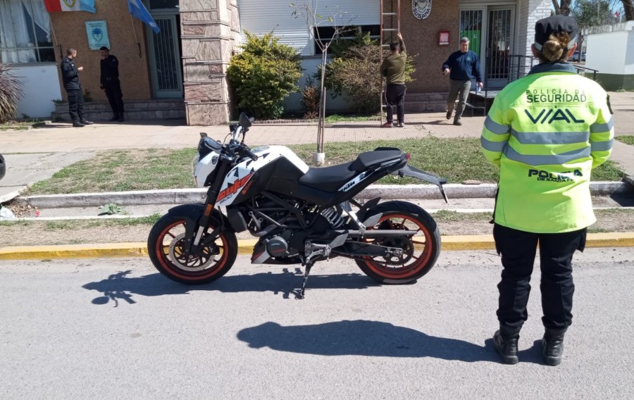 JUNTO AL REV&Oacute;LVER 38. - La moto KTM 200 secuestrada y trasladada a sede de la Subcomisar&iacute;a N&deg; 16 de Susana.