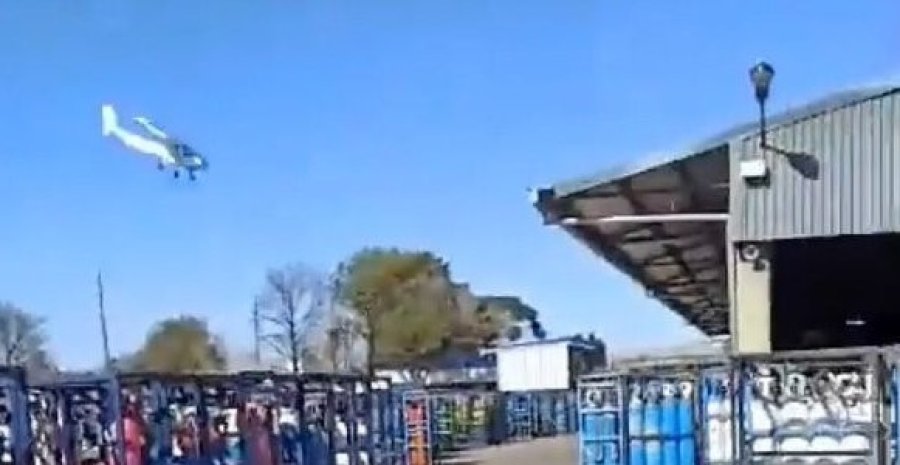El momento exacto en que una c&aacute;mara registra la caida de la avioneta sobre la empresa Air Liquide.
