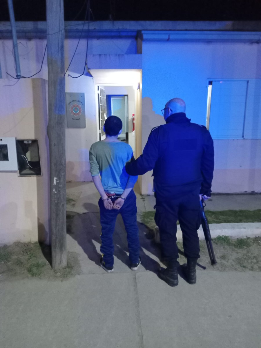 El arrestado al momento de ingresar a Subcomisar&iacute;a N&deg; 1.