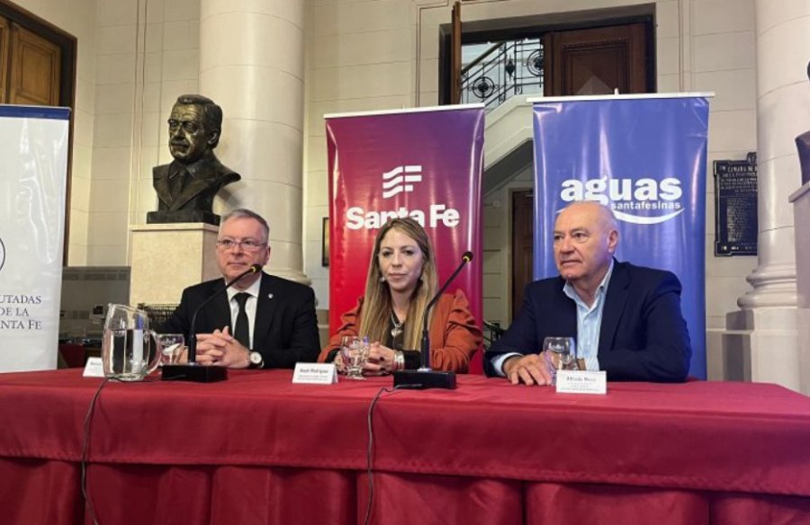 Marcelo M&aacute;ntaras, Anah&iacute; Rodr&iacute;guez y Alfredo Menna durante la audiencia p&uacute;blica en el hall de la Legislatura.
