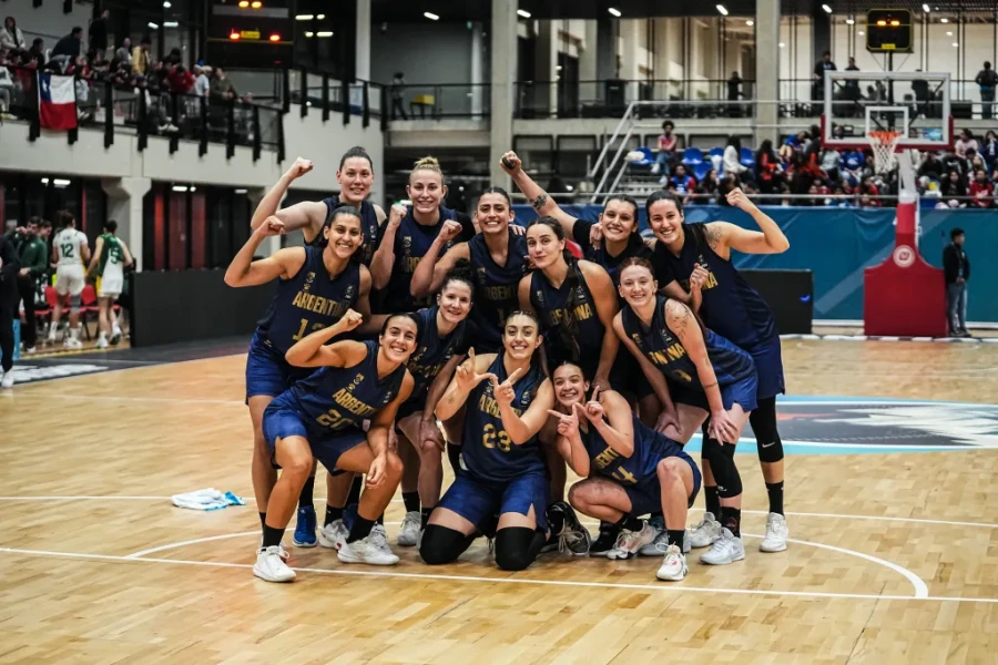 PARA FESTEJARLO UN RATO LARGO./ Las chicas y su felicidad.
