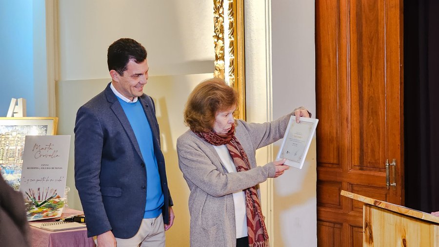 Marta Crovella Ciudadana Destacada, la distinci&oacute;n fue entregada por Mauro Gilabert.