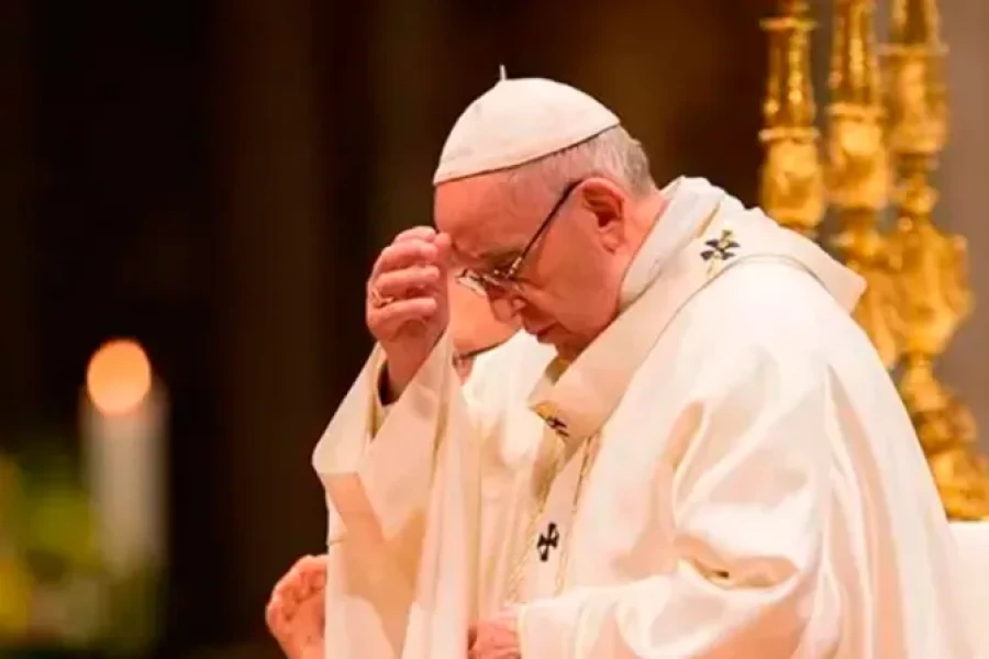 El Papa Francisco reza por los fallecidos y heridos tras el desplome del techo de un santuario mariano en Brasil.