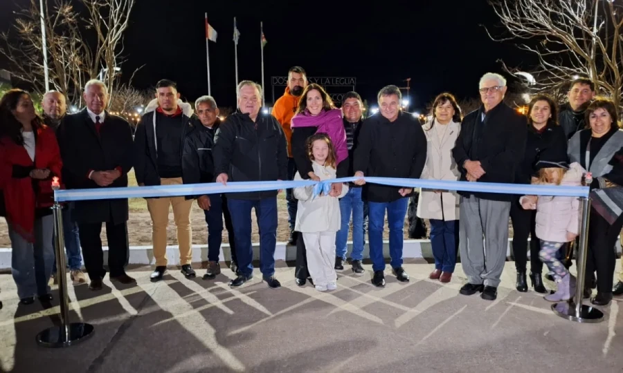 Tradicional corte de cintas para dejar inaugurada la obra.