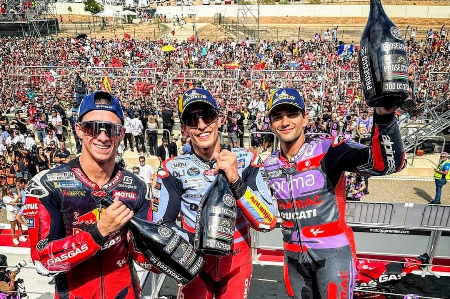 Pedro Acosta, Marc M&aacute;rquez y Jorge Mart&iacute;n en el podio de Arag&oacute;n.
