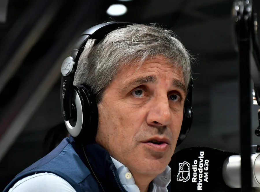 Caputo le pidi&oacute; a los empresarios que cumplan con la baja de los precios.