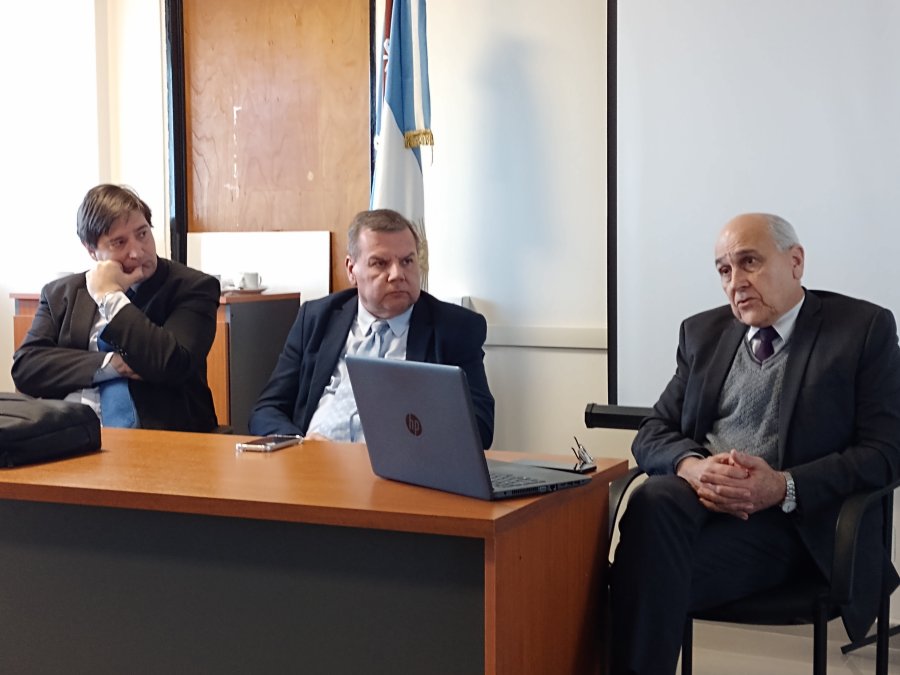 Los jueces Gustavo Bumagu&iacute;n (de Primera Instancia), Cristian Fiz (de Segunda Instancia), y el director de la OGJ Rub&eacute;n Gavegno.