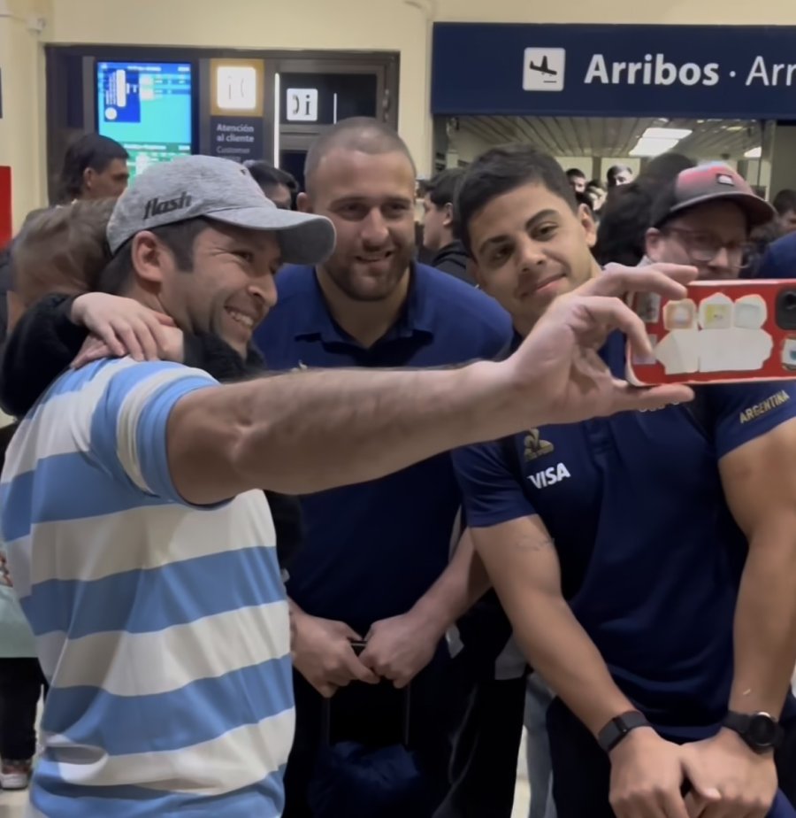 MAYCO VIVAS JUNTO A CHOCOBARES Y LOS FAN&Aacute;TICOS QUE RECIBIERON A LOS PUMAS EN SANTA FE