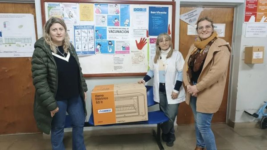 las funcionarias y la directora en el momento de la entrega.