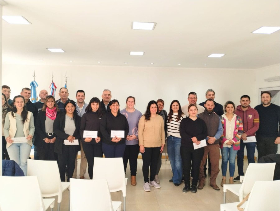 Beneficiarios junto a integrantes de la Asociaci&oacute;n.