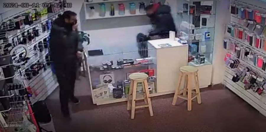 Al final del video, uno de hombres prendi&oacute; la luz y ambos quedaron al descubierto.
