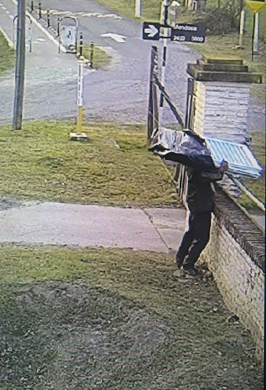 El individuo hurt&oacute; las aberturas de aluminio desde una casa en construcci&oacute;n.