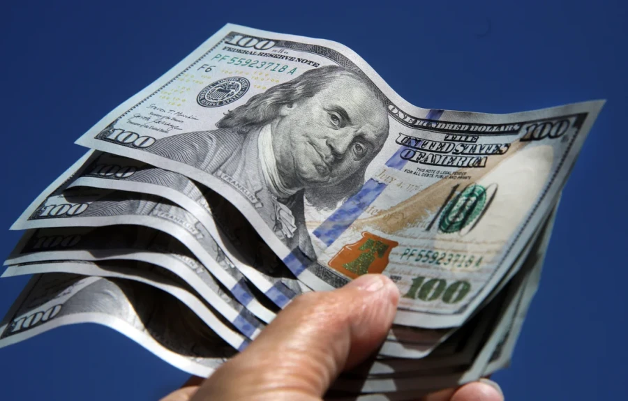 El d&oacute;lar sigue retrocediendo.