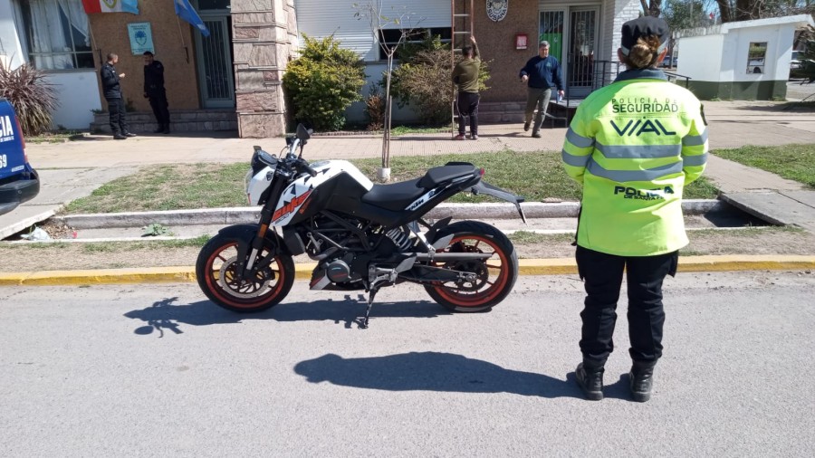 La moto KTM 200 secuestrada y trasladada a sede de la Subcomisar&iacute;a N&deg; 16 de Susana.