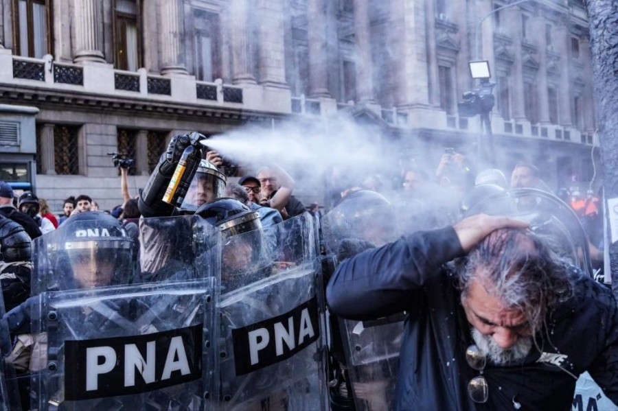 La represi&oacute;n dej&oacute; varios jubilados heridos, dos de los cuales debieron ser trasladados a hospitales porte&ntilde;os.