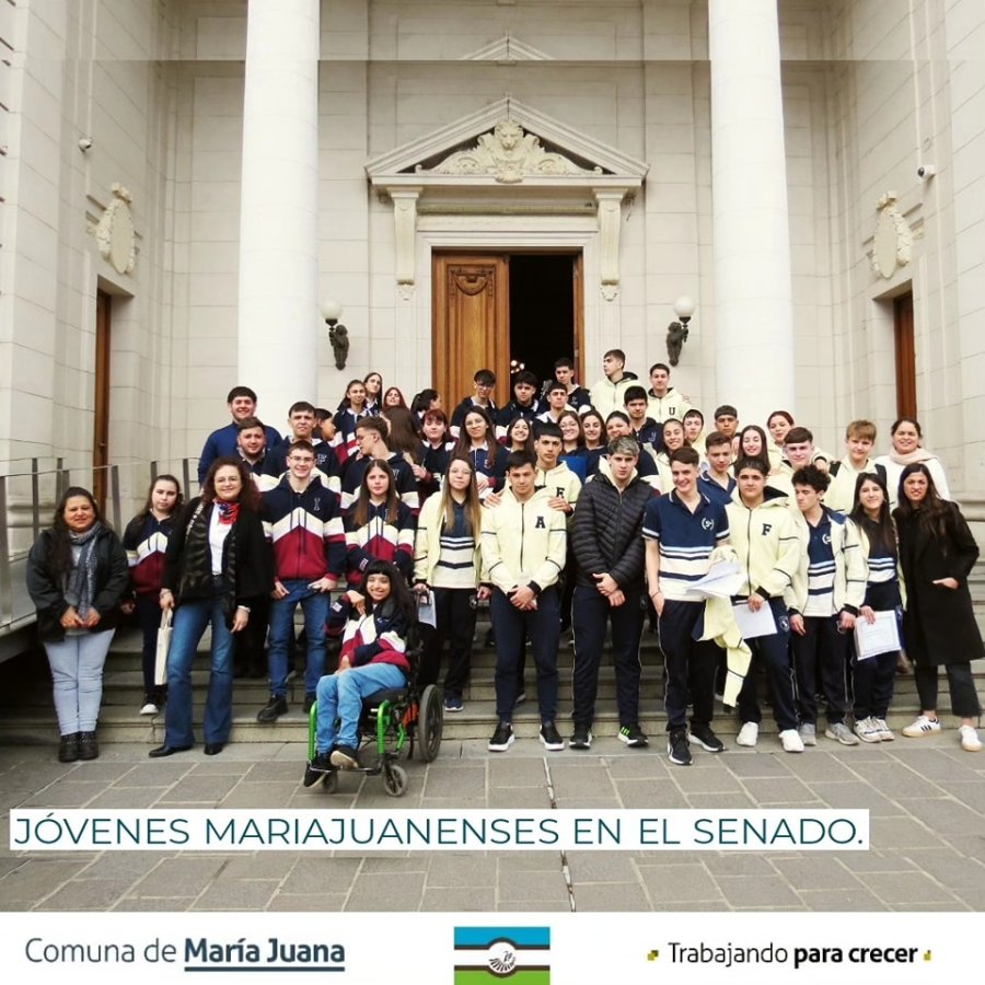El contingente frente a la Legislatura.
