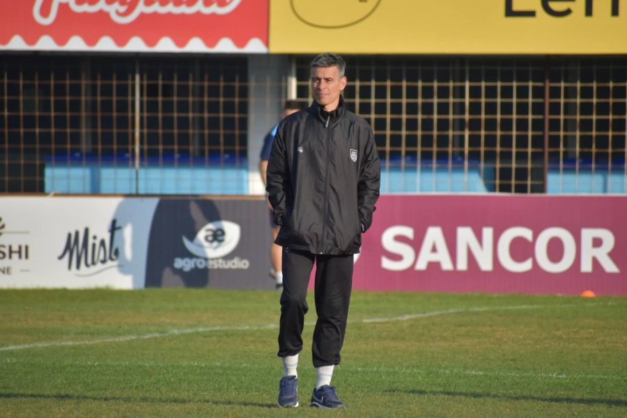 EN EL ESTADIO. Iv&aacute;n Ju&aacute;rez prepara el equipo para visitar el domingo a San Telmo, donde ir&aacute; por su primera victoria como DT albiceleste.
