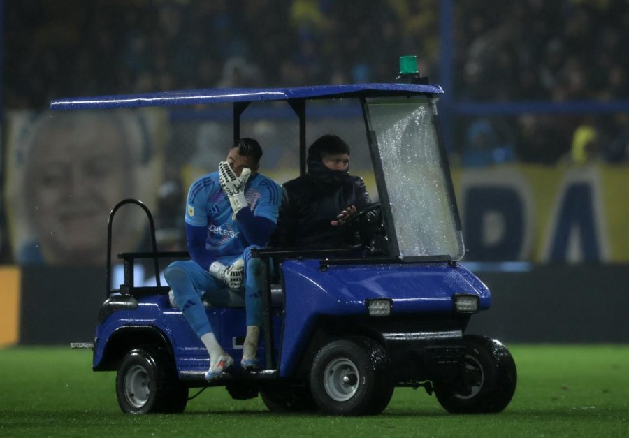 LESI&Oacute;N. Chiquito Romero sale lesionado tras chocar con Copetti.