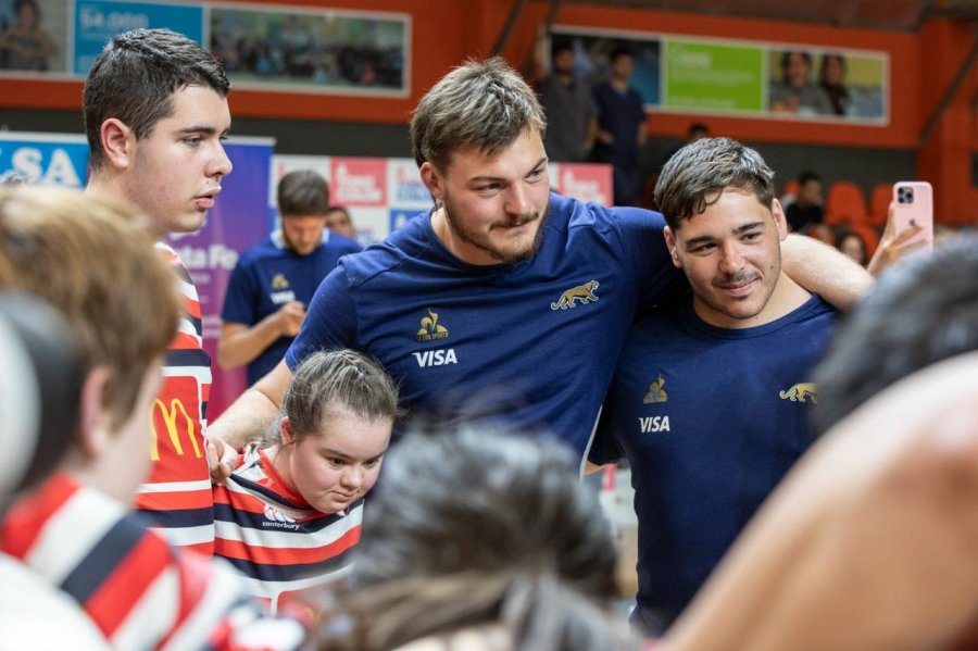 LINDO GESTO./ Pedro Rubiolo fue uno de Los Pumas que visitaron Cilsa.